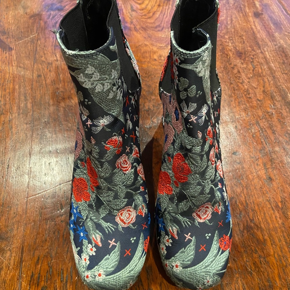 Gorgeous, rarely-worn booties in great condition!